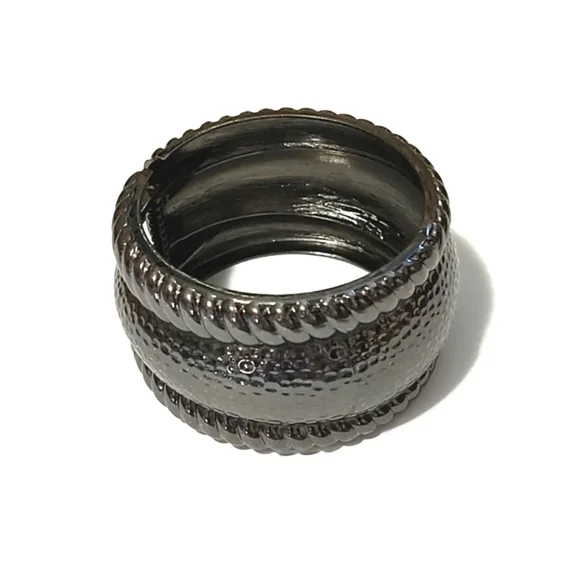 VINTAGE HAMMERED DARK GUNMETAL WIDE CUFF HINGED 7 3/4" BRACELET - Picture 3 of 9